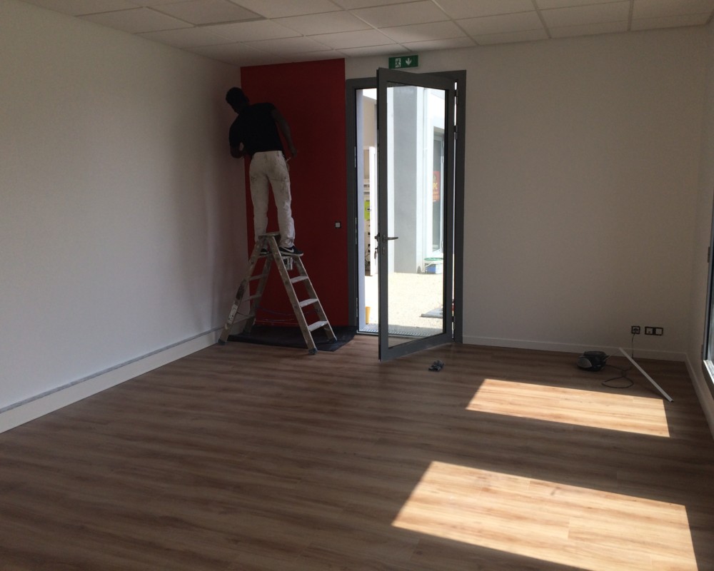 Peinture et pose de sol en PVC dans des bureaux 64-40