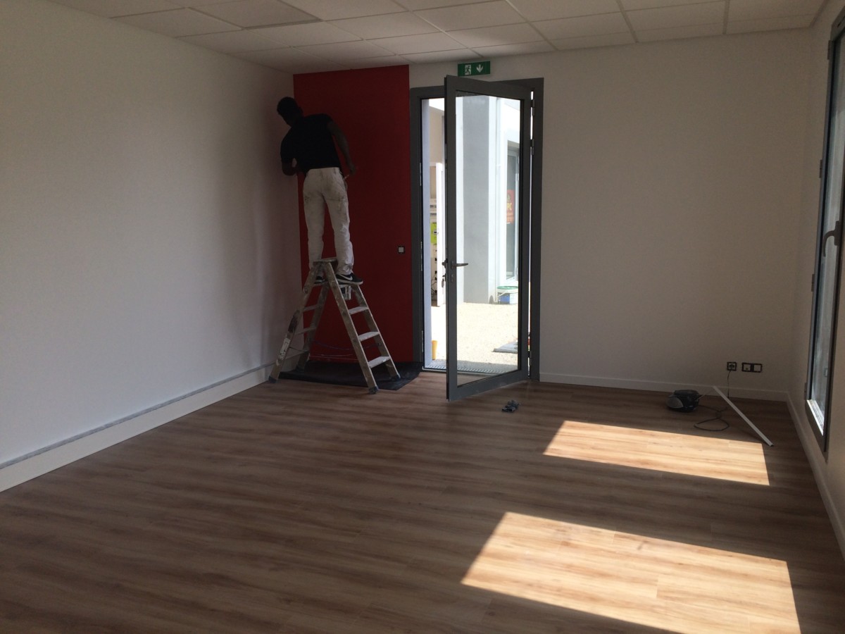 Peinture et pose de sol en PVC dans des bureaux 64-40