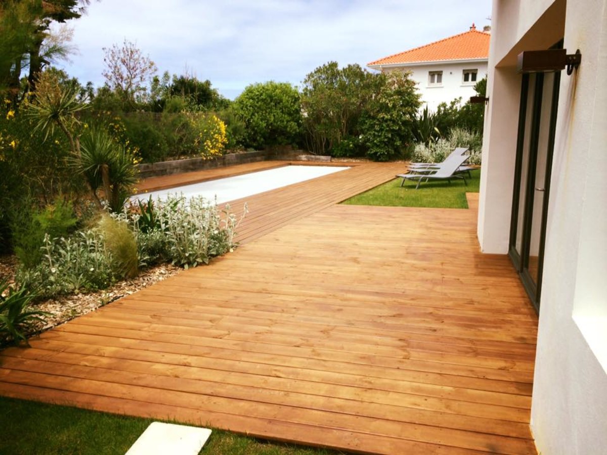 Rénovation d’une terrasse en pin et des bardages en bois d’une villa